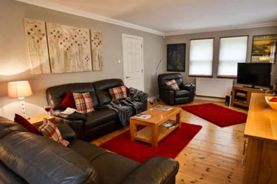Bonnie Banks Cottage - Sleeps 6 - sleeps 6 guests  in 3 bedrooms