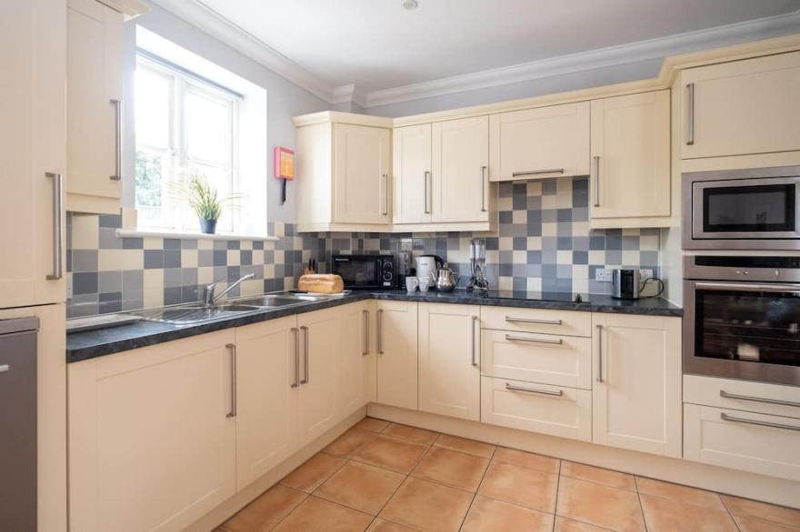 1 Hazelwood - sleeps 6 guests  in 3 bedrooms