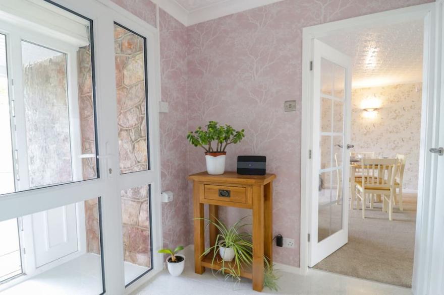RHOS COTTAGE, family friendly, country holiday cottage in Benllech