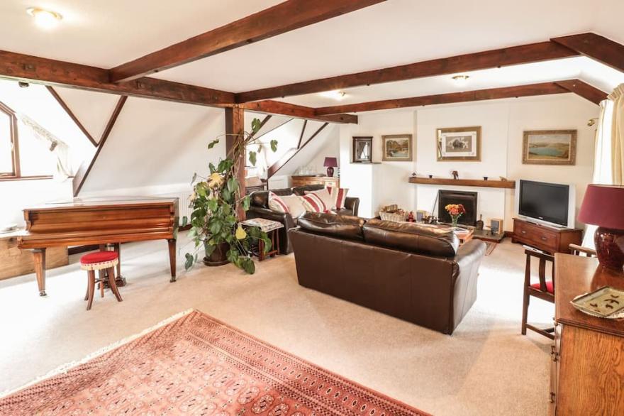 BRUNNION HOUSE, pet friendly, character holiday cottage in St Ives