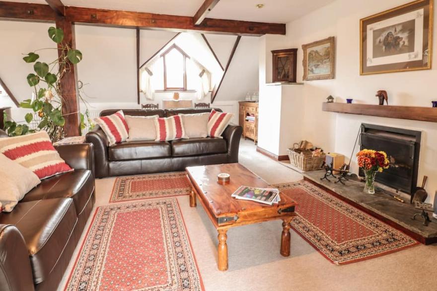 BRUNNION HOUSE, pet friendly, character holiday cottage in St Ives