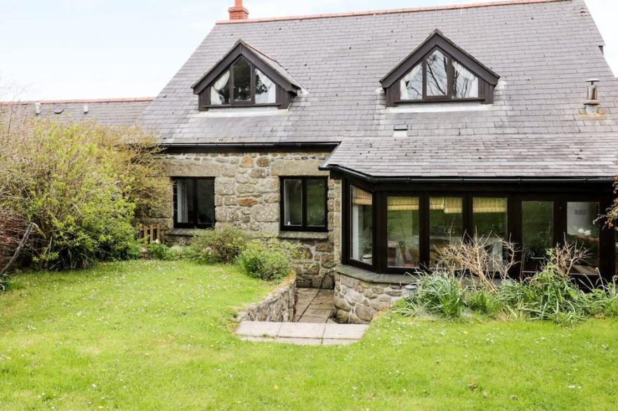 BRUNNION HOUSE, pet friendly, character holiday cottage in St Ives