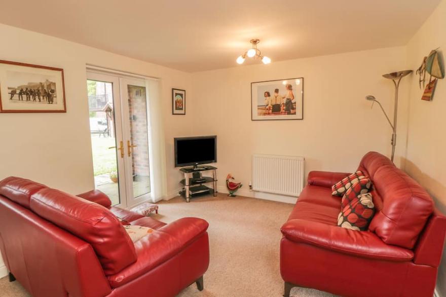 WHITE GOOSE COTTAGE, pet friendly, with a garden in Whitby