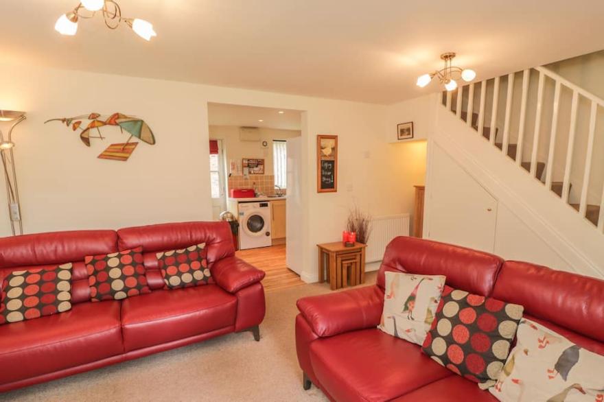 WHITE GOOSE COTTAGE, pet friendly, with a garden in Whitby