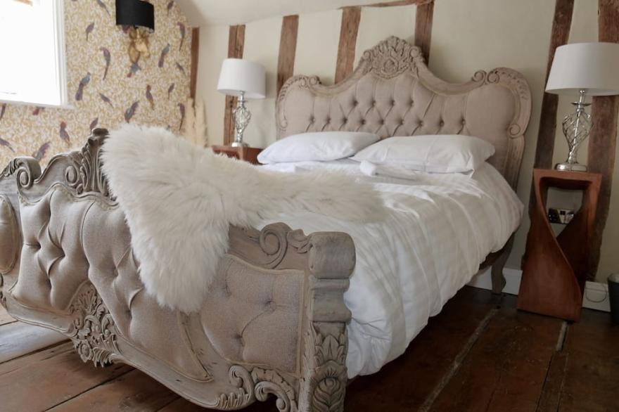 Captivating 9-Bed House Hot Tub Near Cambridge