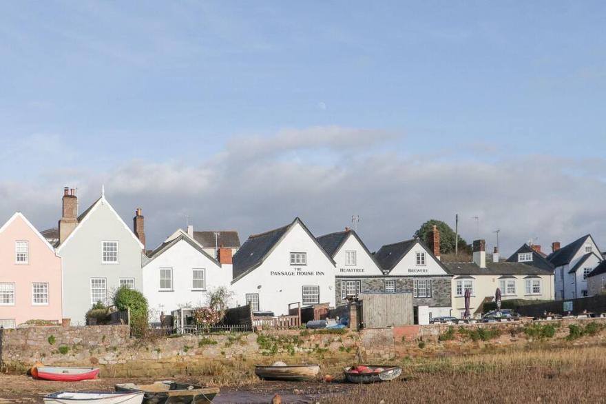 5 EXE STREET, pet friendly, character holiday cottage in Topsham