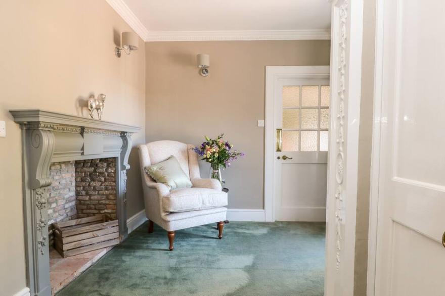 CULDROSE MANOR, pet friendly, luxury holiday cottage in Helston