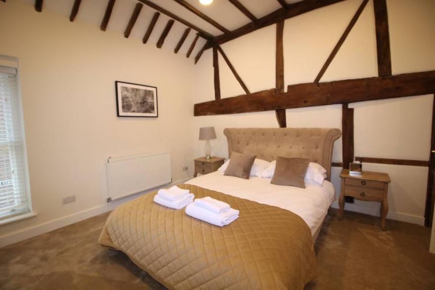 Beautiful town center apartment with high ceilings and beams