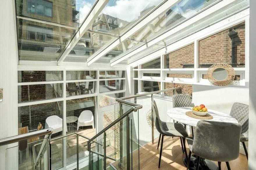 Elegant 2BD Duplex with Outdoor Patio/Glass Canopy