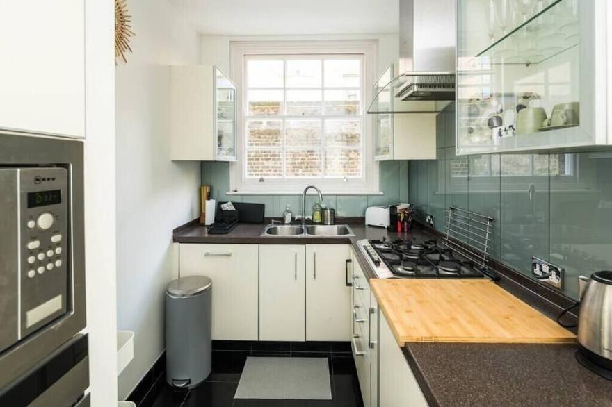 Elegant 2BD Duplex with Outdoor Patio/Glass Canopy