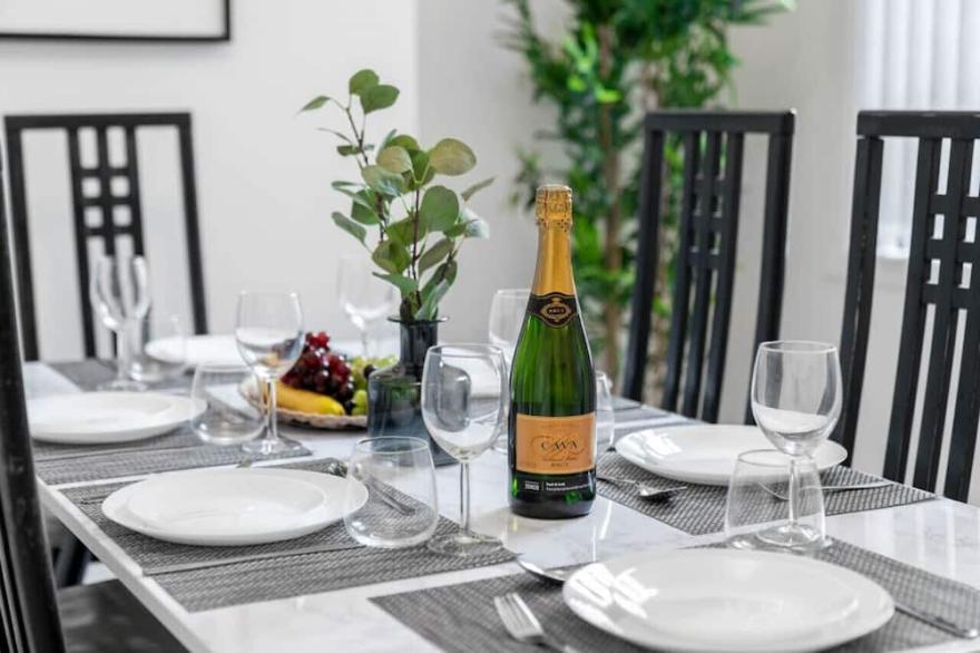Luxe Three Bedroom House - Parking  -  Garden