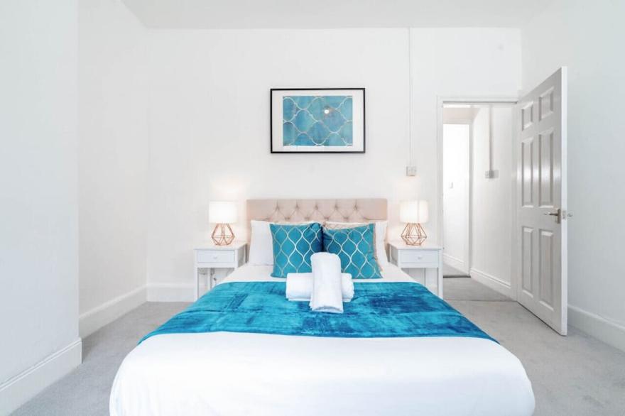 Luxe Three Bedroom House - Parking  -  Garden