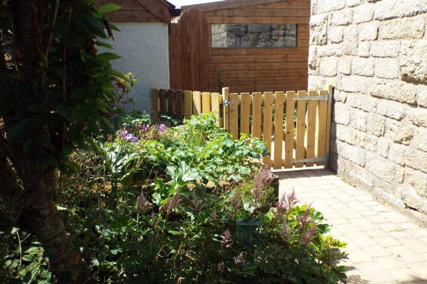 BRUNNION COTTAGE, pet friendly, character holiday cottage in St Ives