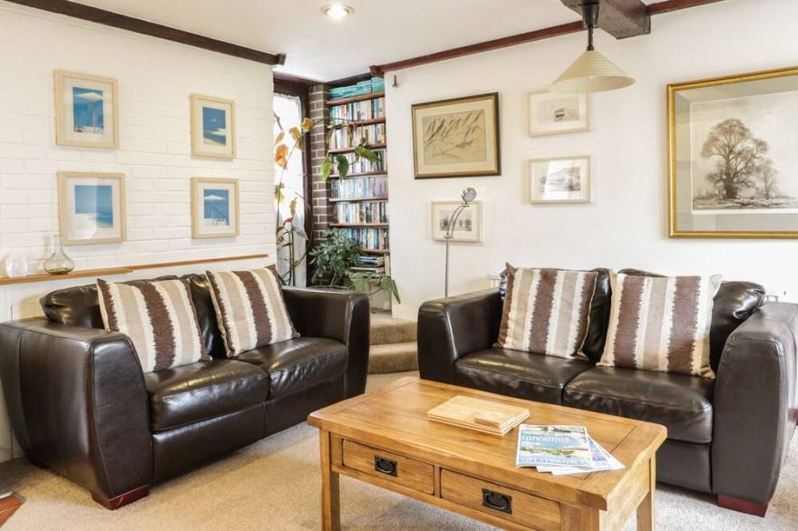 BRUNNION COTTAGE, pet friendly, character holiday cottage in St Ives