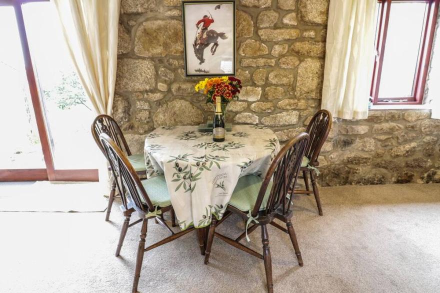 BRUNNION COTTAGE, pet friendly, character holiday cottage in St Ives