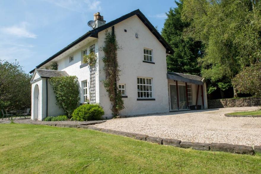 Family Friendly Refurbished Detached Country Cottage set in Castle Grounds