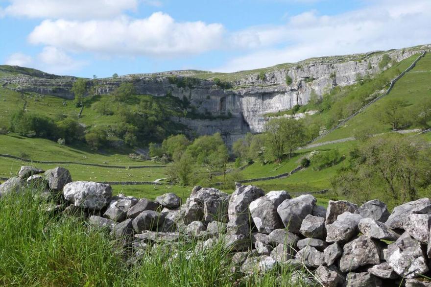 THE SNUG, pet friendly, with open fire in Cononley