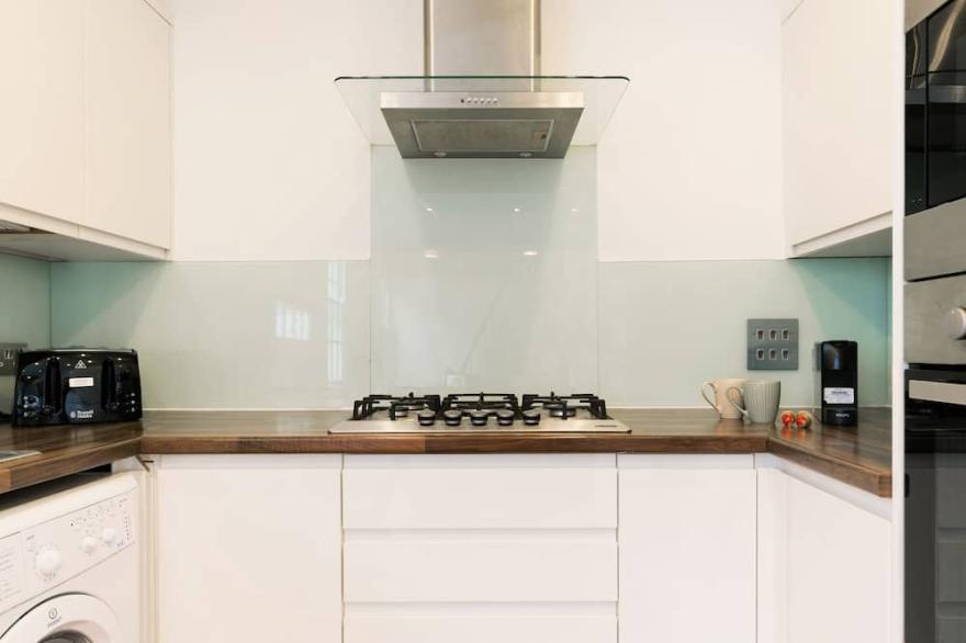 Spacious 4 bedrooms flat in New Oxford Street