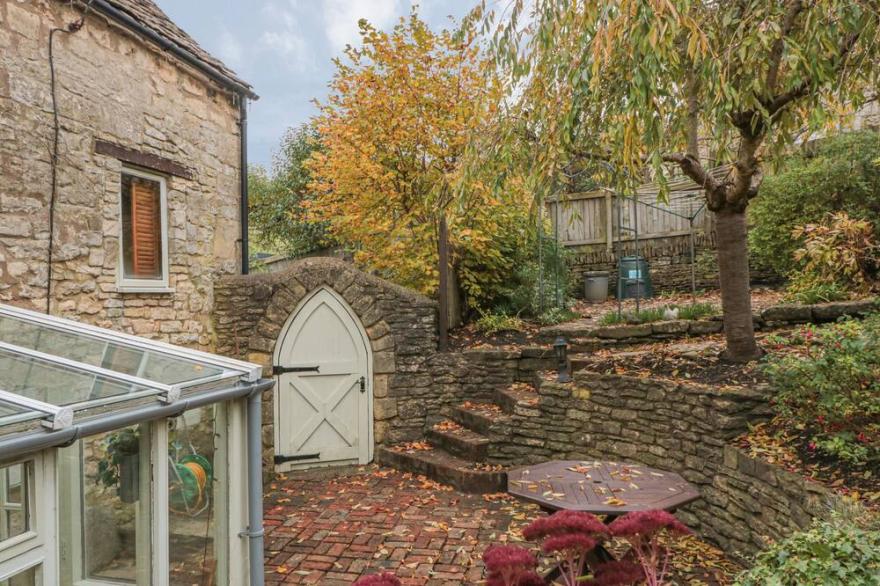 LITTLE END, family friendly, character holiday cottage in Stroud