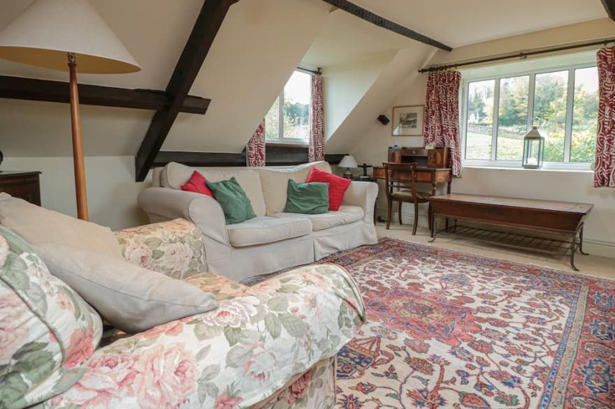 LITTLE END, family friendly, character holiday cottage in Stroud