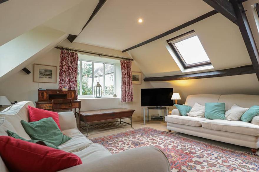 LITTLE END, family friendly, character holiday cottage in Stroud