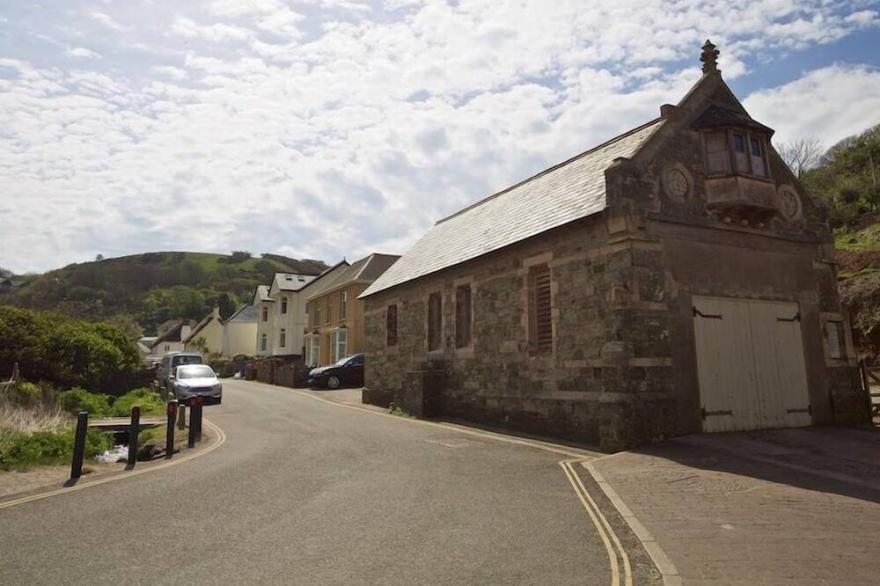 COVE VIEW, pet friendly, with a garden in Hope Cove