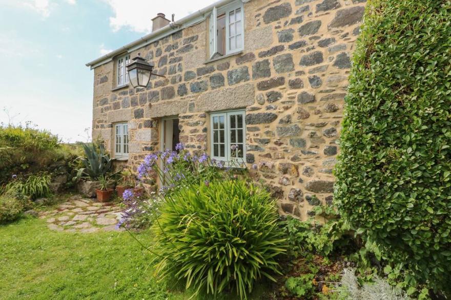 HIGHER ROSKORWELL COTTAGE, pet friendly, with open fire in St Keverne