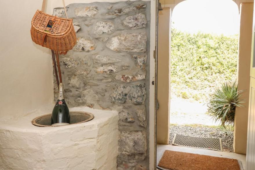 HIGHER ROSKORWELL COTTAGE, pet friendly, with open fire in St Keverne
