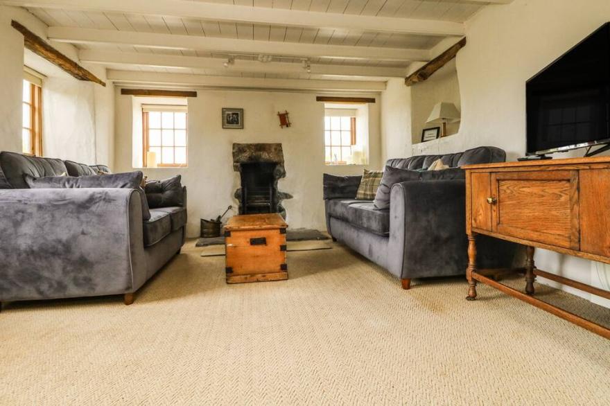HIGHER ROSKORWELL COTTAGE, pet friendly, with open fire in St Keverne