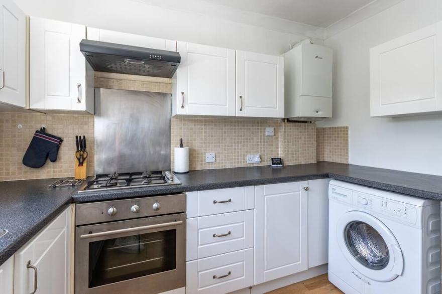 Central 2BR Gem: Southampton Stay