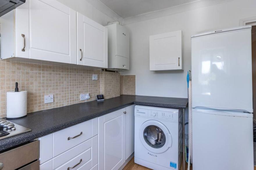 Central 2BR Gem: Southampton Stay