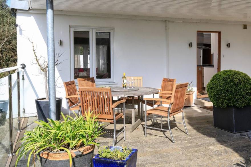 ST ELMO LODGE, pet friendly, with a garden in Salcombe