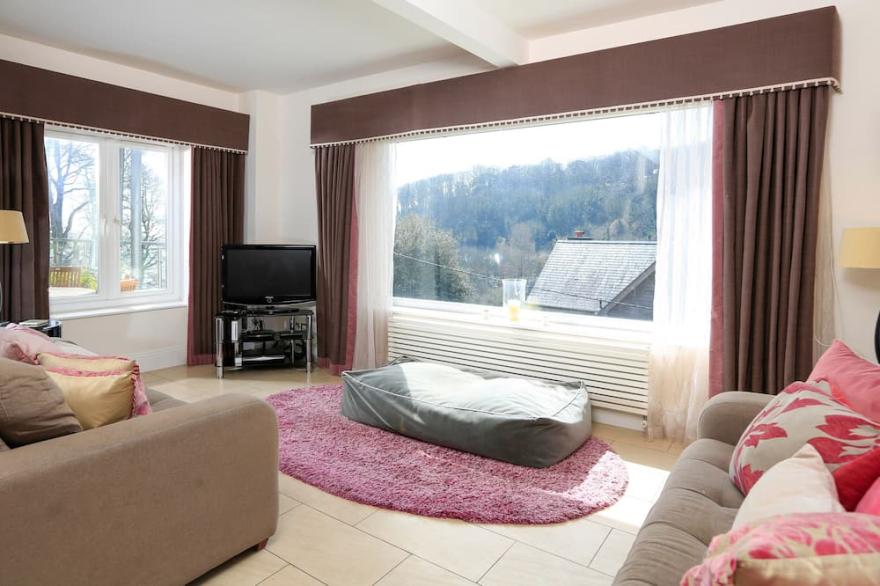 ST ELMO LODGE, pet friendly, with a garden in Salcombe