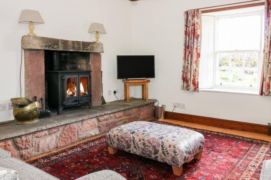 OLD SMIDDY COTTAGE, pet friendly, with open fire in Haddington