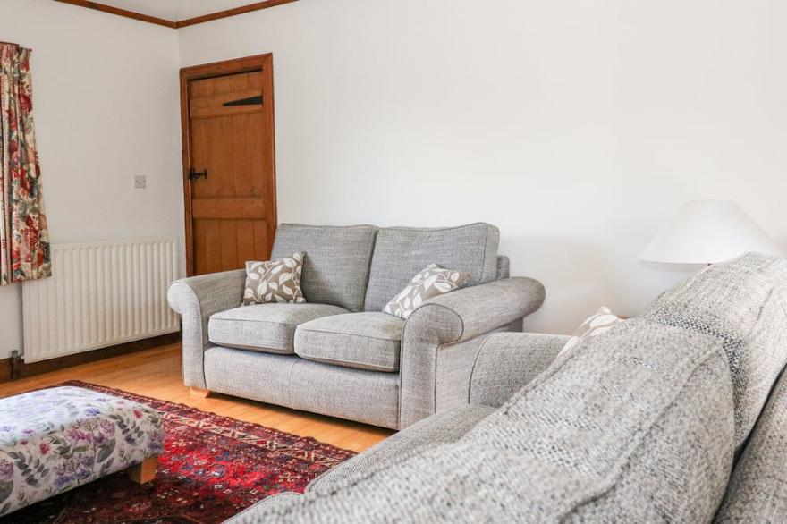 OLD SMIDDY COTTAGE, pet friendly, with open fire in Haddington