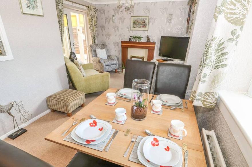 BUMBLE BEE COTTAGE, pet friendly, with a garden in Skegness