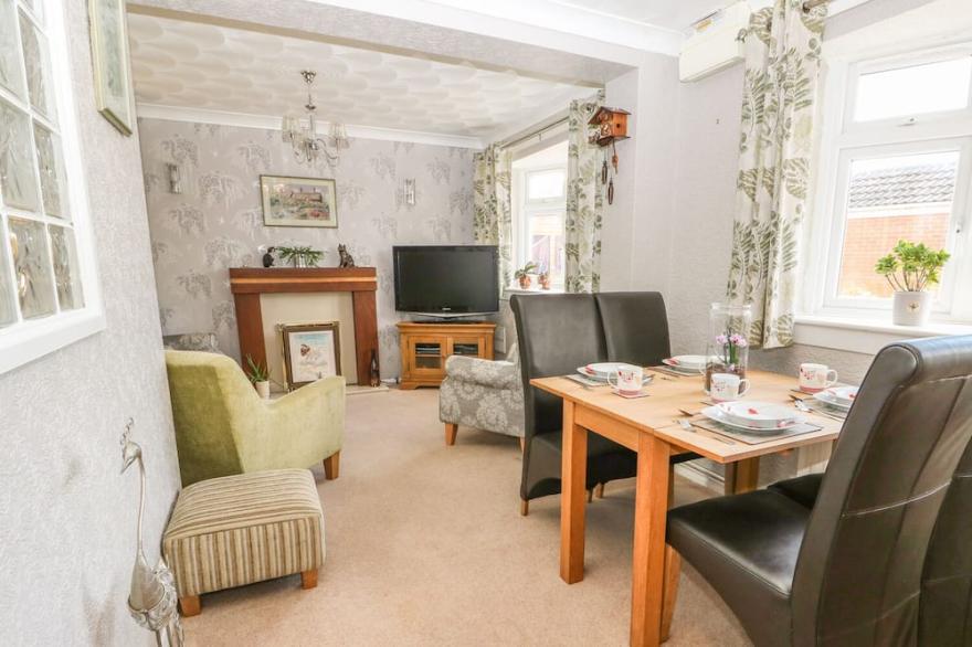 BUMBLE BEE COTTAGE, pet friendly, with a garden in Skegness