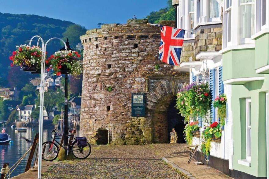 1 COACHMAN'S COTTAGE, HILLFIELD VILLAGE, family friendly in Dartmouth