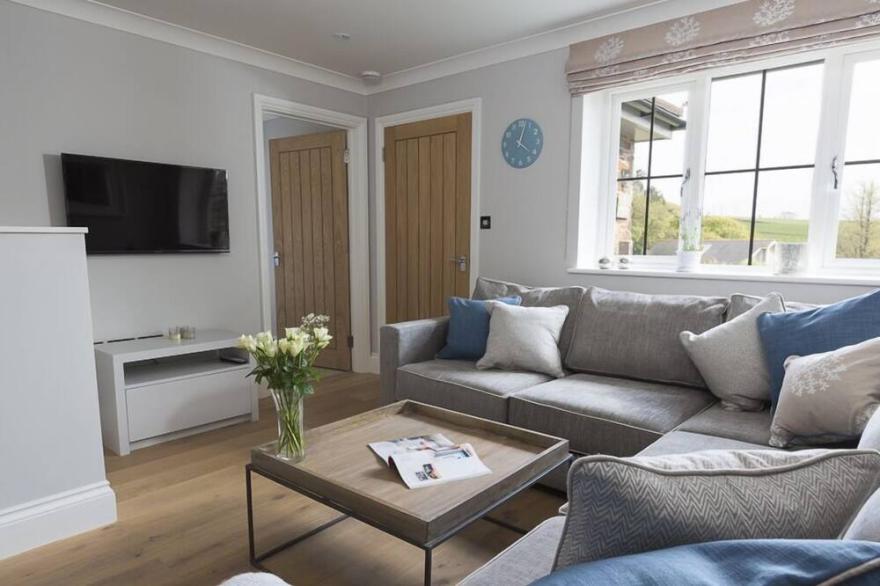 1 COACHMAN'S COTTAGE, HILLFIELD VILLAGE, family friendly in Dartmouth