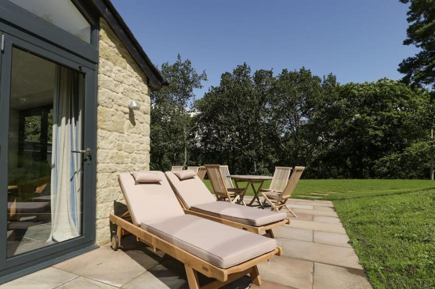 HILLSIDE COTTAGE, pet friendly, with hot tub in Shaftesbury