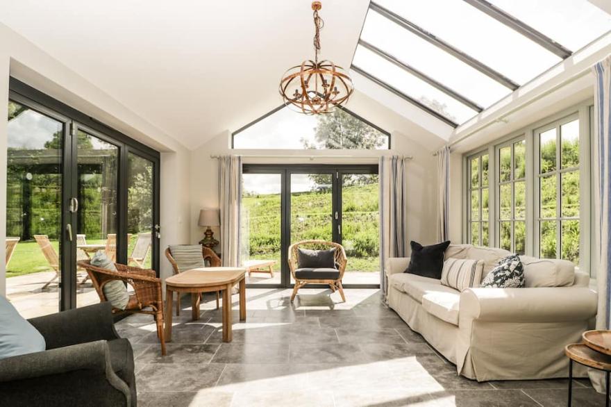 HILLSIDE COTTAGE, pet friendly, with hot tub in Shaftesbury