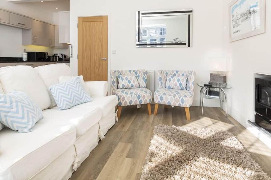 THE APARTMENT, NEWCOMEN ROAD, family friendly in Dartmouth