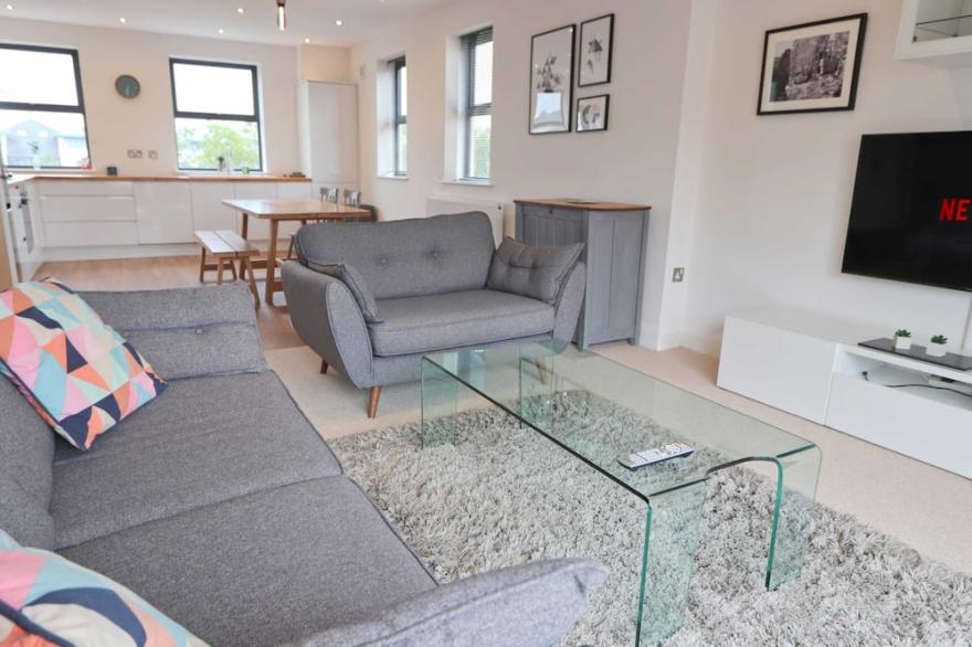Contemporary Large 2 Bedroom Apartment with Parking