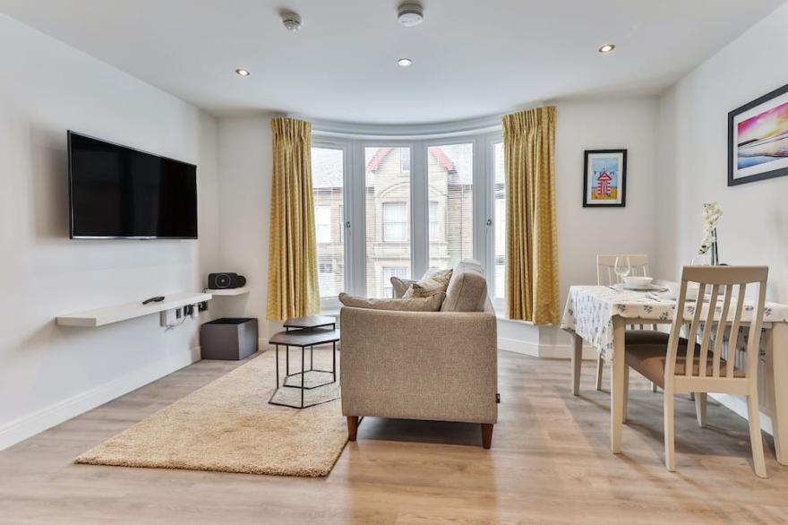 13 Belle House - Apartment 2, 1 bedroom, sleeps 2, parking, 2 mins from beach.