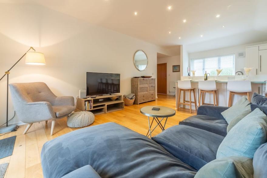 This spacious, detached holiday home is just a short walk from the beach.
