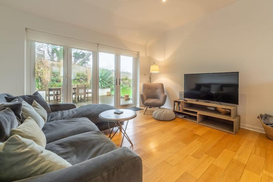 This spacious, detached holiday home is just a short walk from the beach.