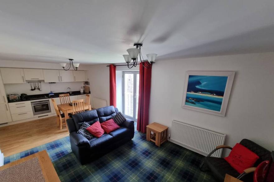 Luxury flat in old Abbey: Wi-Fi, pool, tennis, bbq. Walk to pubs & restaurants