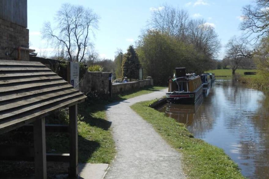 Lovely canal-side cottage, with parking & wi-fi
