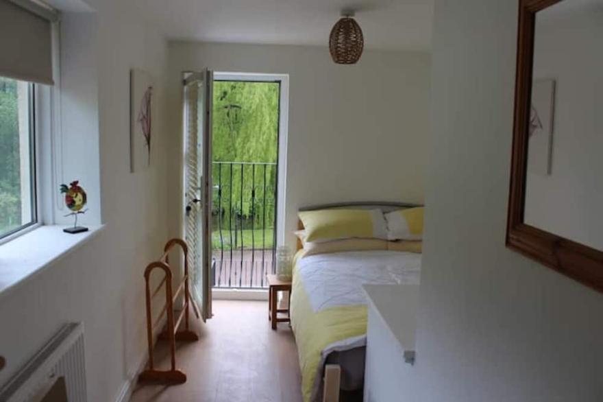 Lovely canal-side cottage, with parking & wi-fi