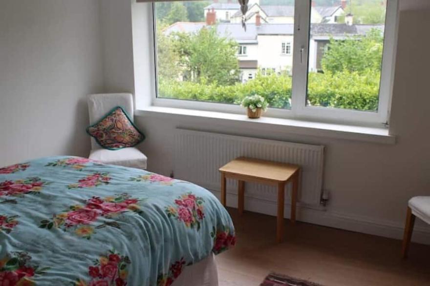 Lovely canal-side cottage, with parking & wi-fi